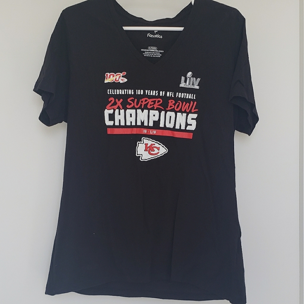 XL Chiefs V-neck, perfect for footbal season!